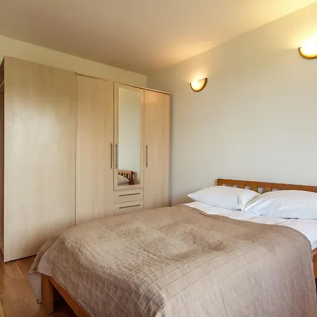 Cosy & Spacious In Artistic District Lejlighed *